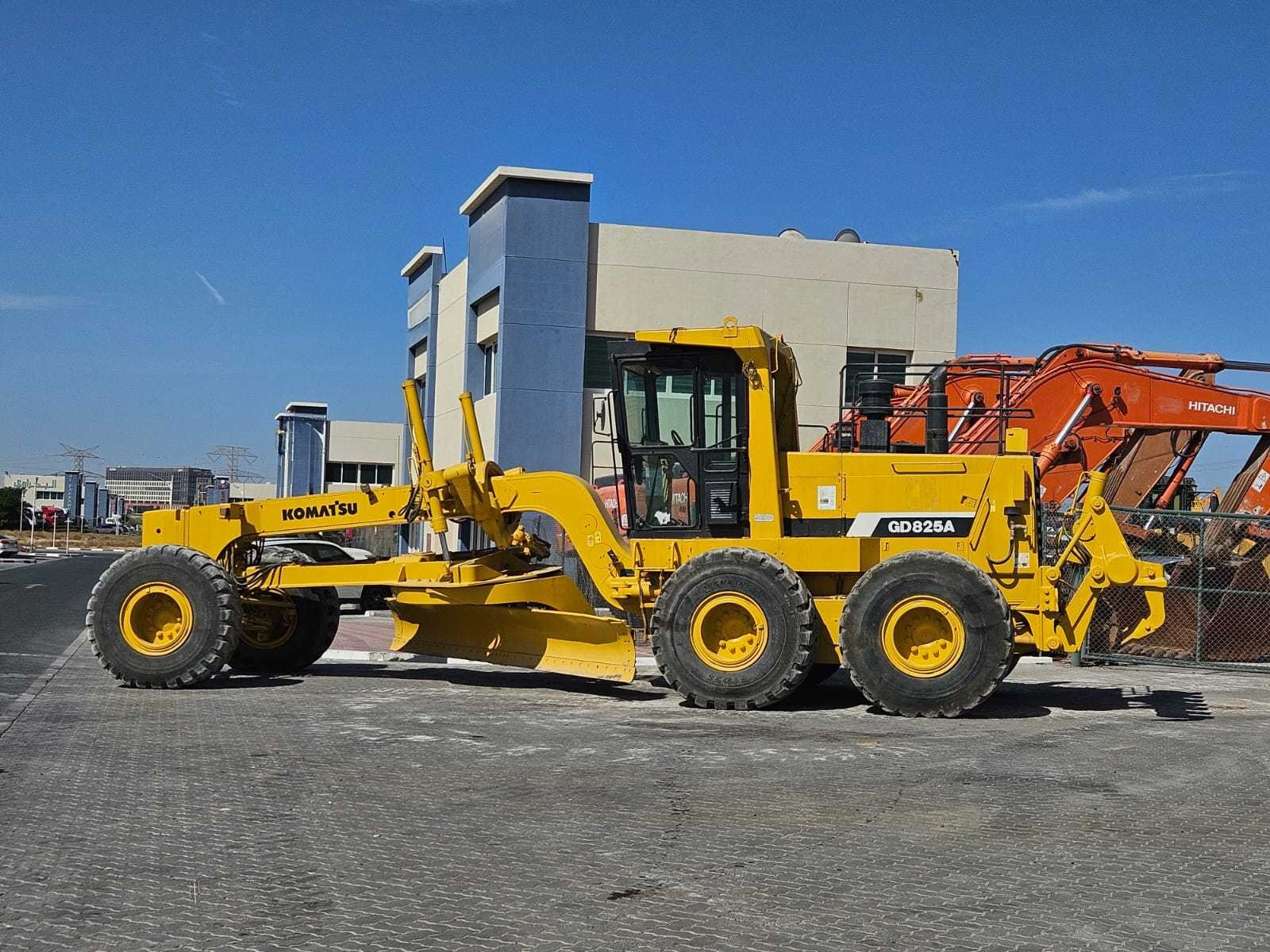Грейдер KOMATSU GD825A-2