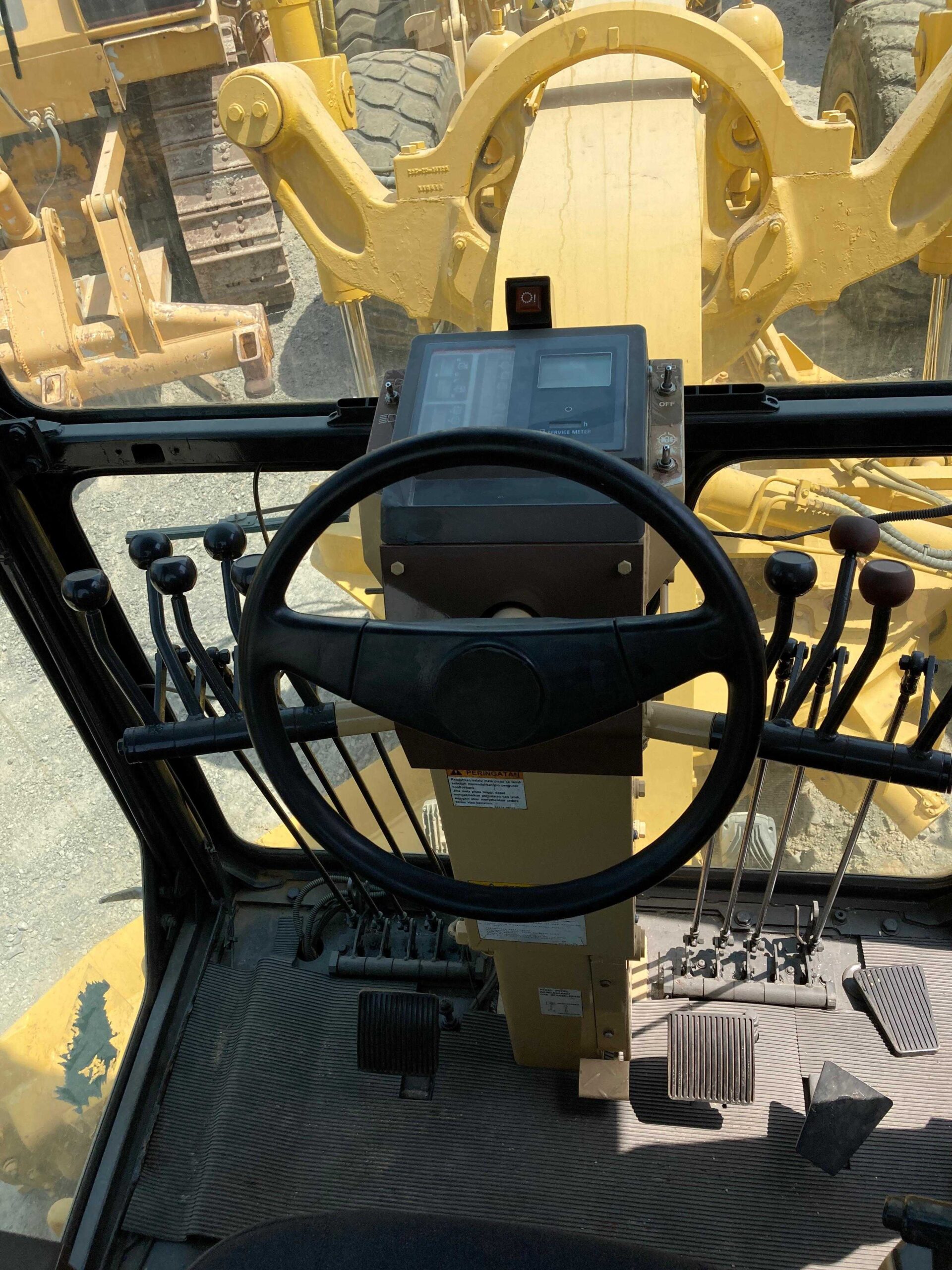 Грейдер KOMATSU GD825A-2