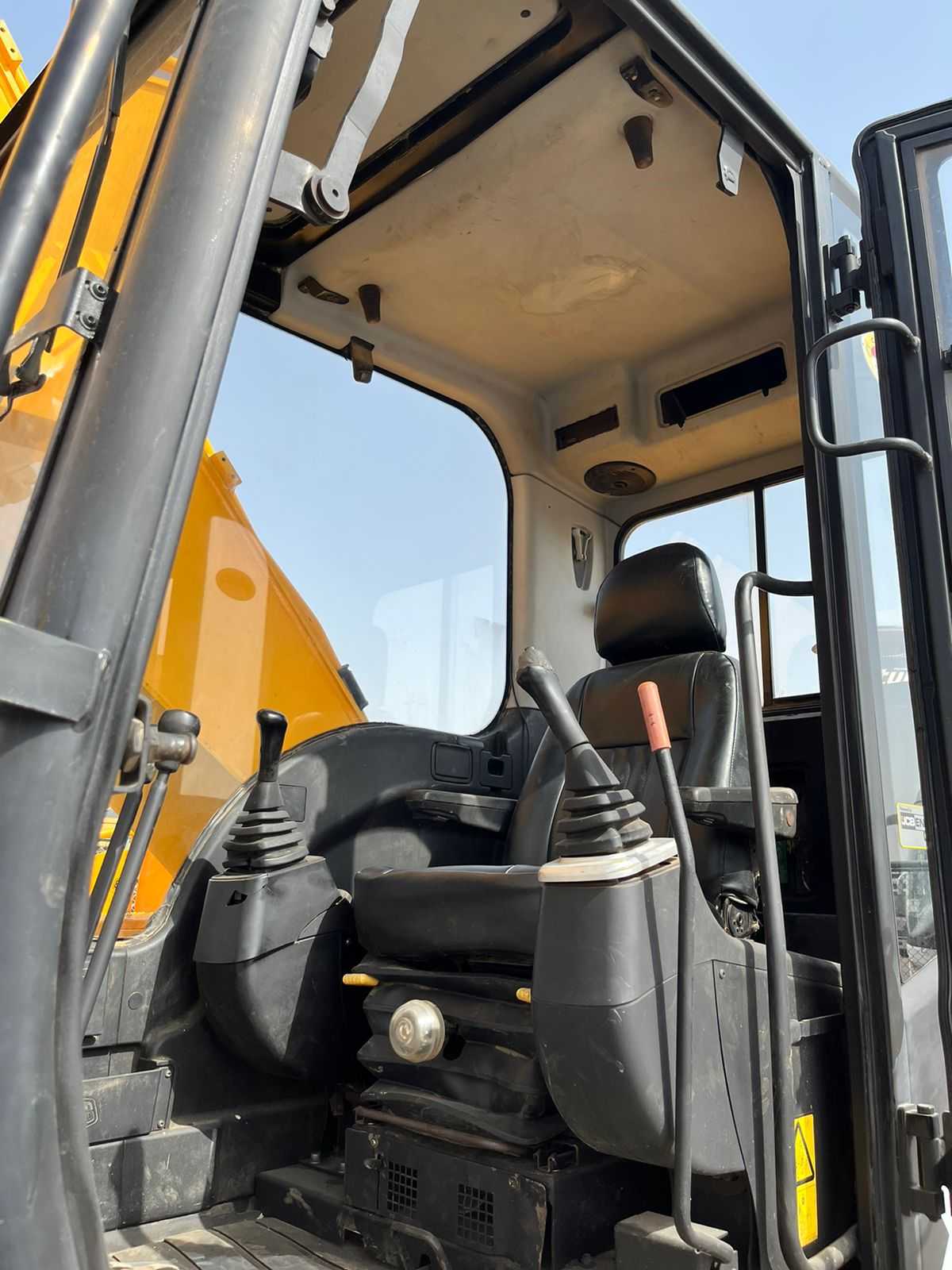 Экскаватор JCB JS220