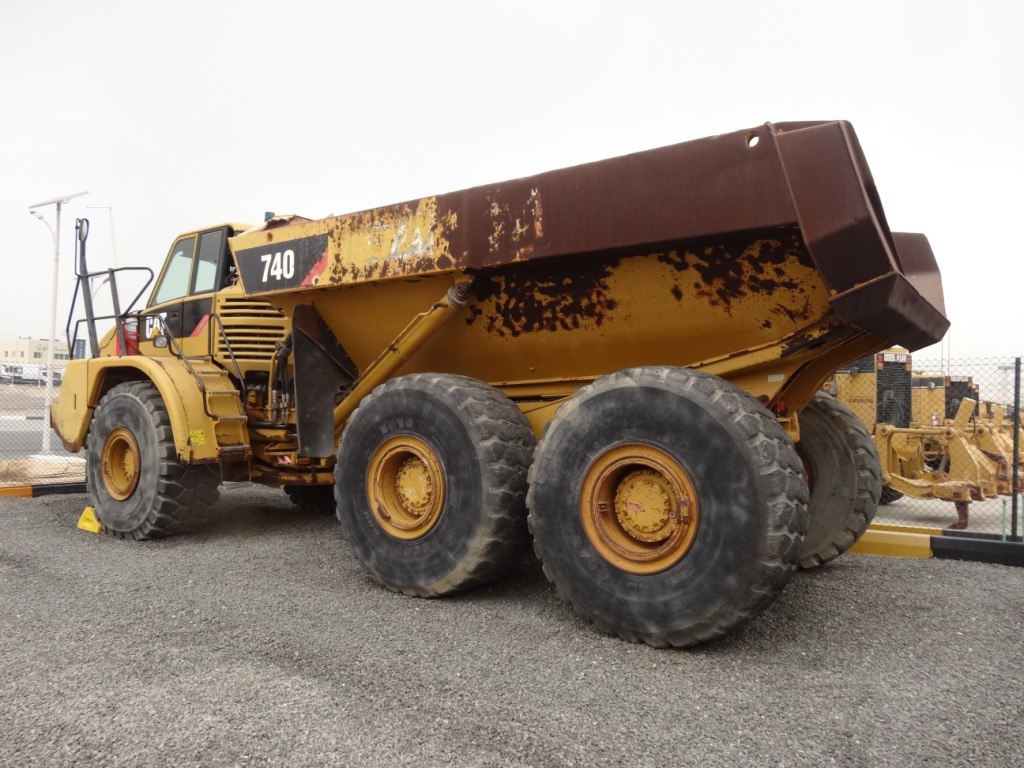 Самосвал Caterpillar 740