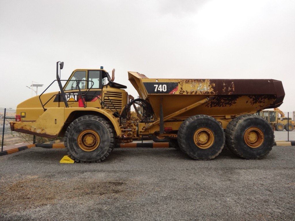 Самосвал Caterpillar 740