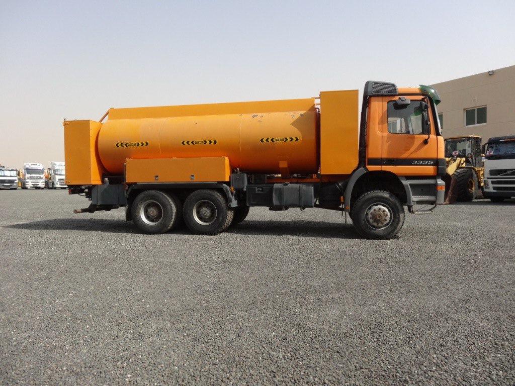 Грузовик Mercedes-Benz Actros 3335 AK Fuel & Lube Tanker